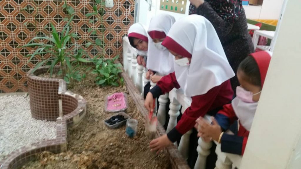 کاشت لوبیا توسط دختران پیش دبستانی