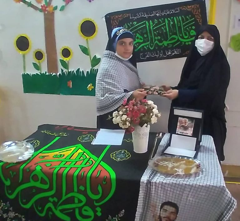 اهداء جایزه به دانش آموز مونا میرزائی برای انتخاب چادر به عنوان پوشش برتر