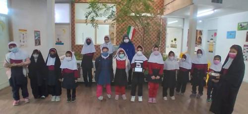 بزرگداشت روز مقاومت و توزیع نذری از طرف والدین گرامی بین دانش آموزان 